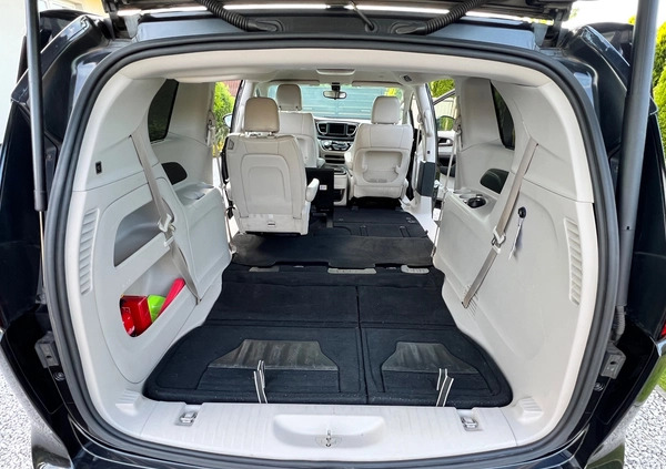 Chrysler Pacifica cena 86900 przebieg: 232231, rok produkcji 2018 z Czarne małe 781